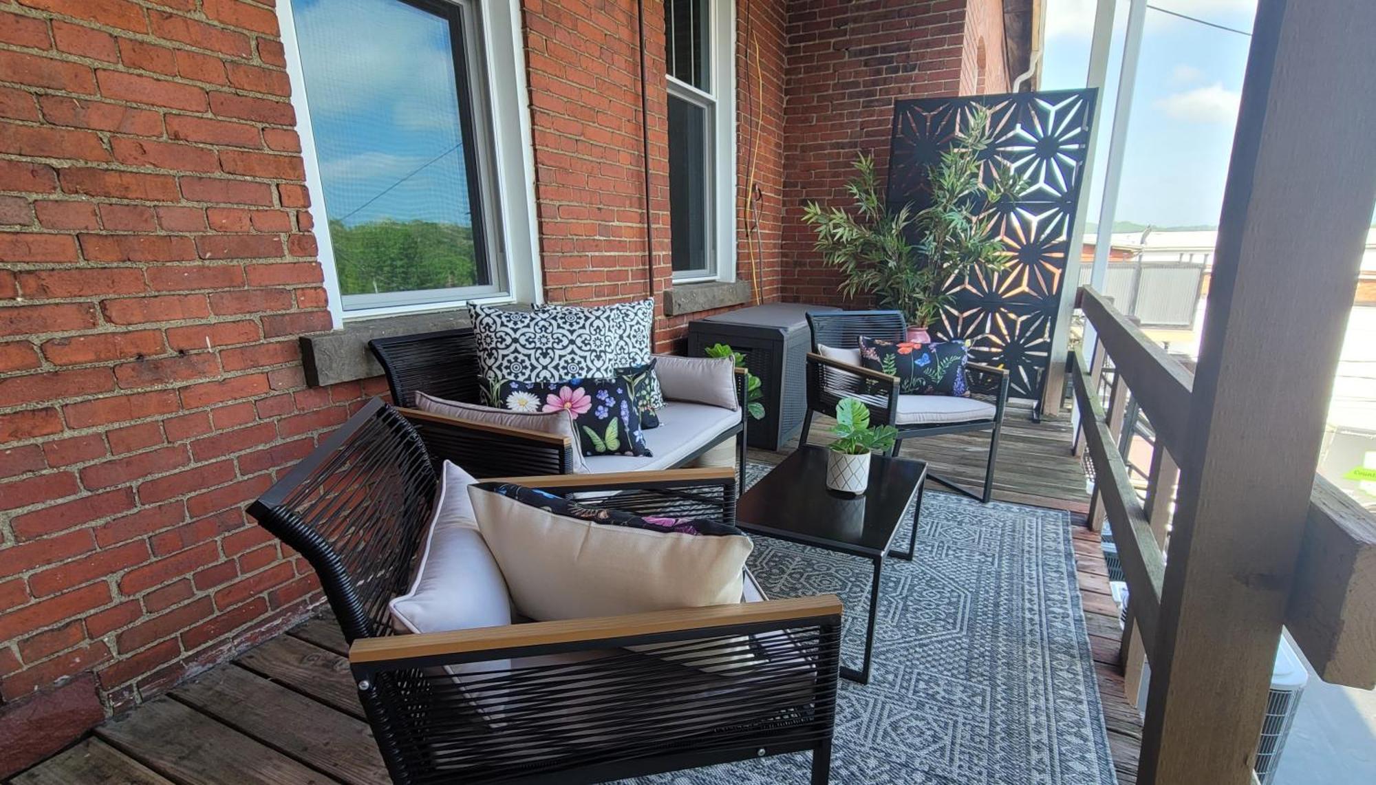 Spacious Luxury Apt In Historic Downtown - Oh Amish Country 밀러스버그 외부 사진