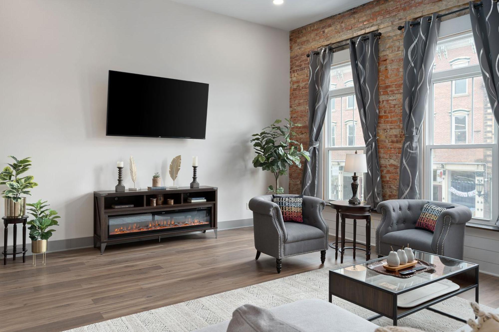 Spacious Luxury Apt In Historic Downtown - Oh Amish Country 밀러스버그 외부 사진