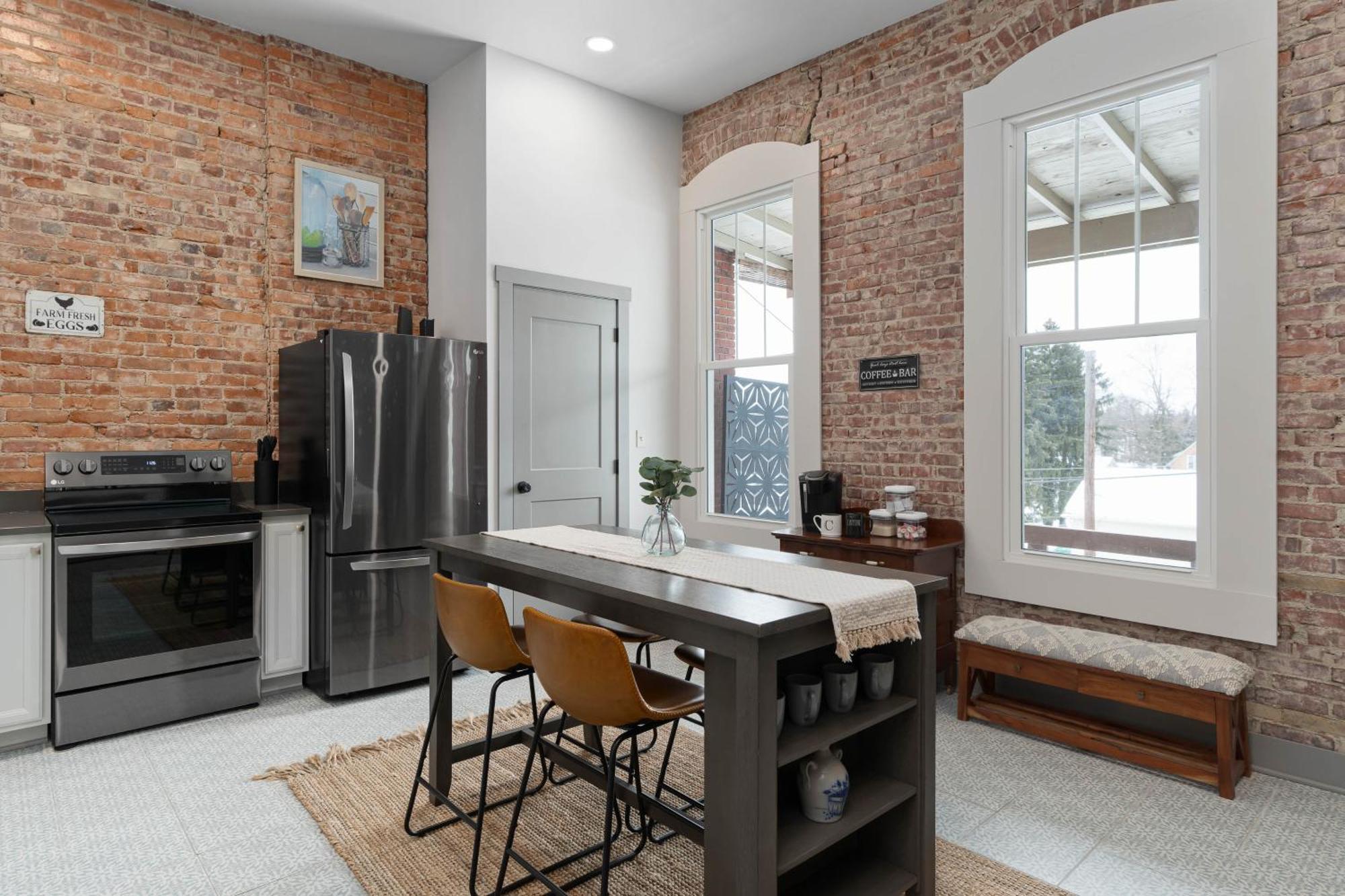 Spacious Luxury Apt In Historic Downtown - Oh Amish Country 밀러스버그 외부 사진