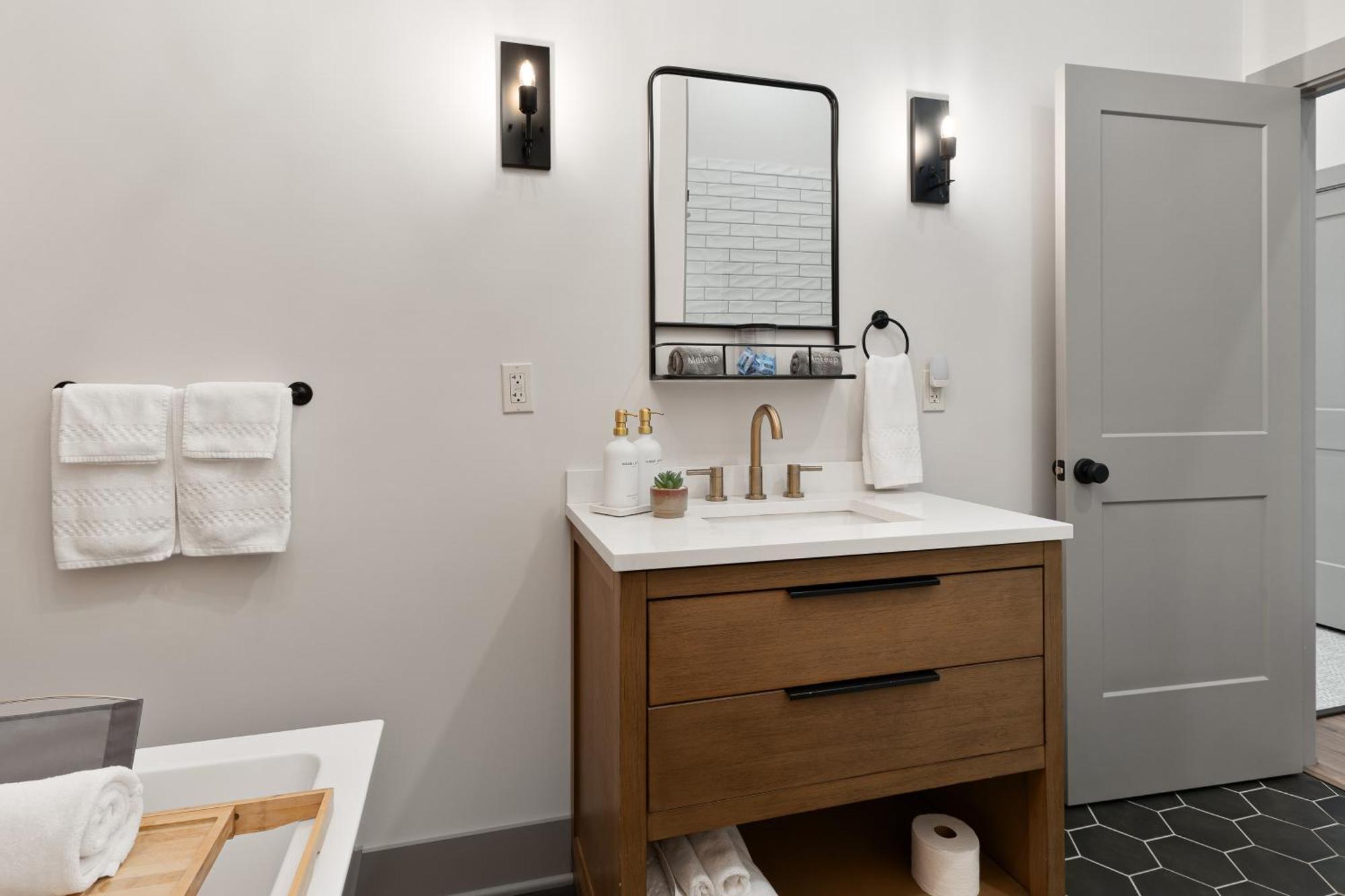 Spacious Luxury Apt In Historic Downtown - Oh Amish Country 밀러스버그 외부 사진