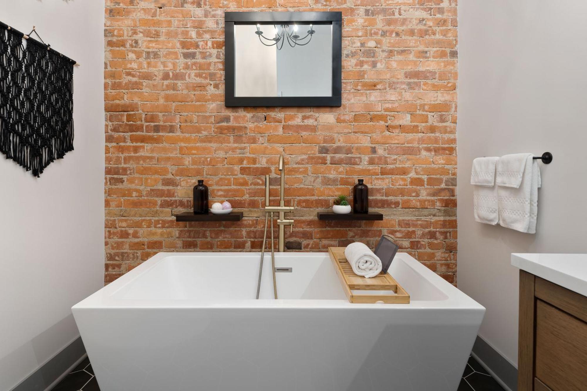 Spacious Luxury Apt In Historic Downtown - Oh Amish Country 밀러스버그 외부 사진