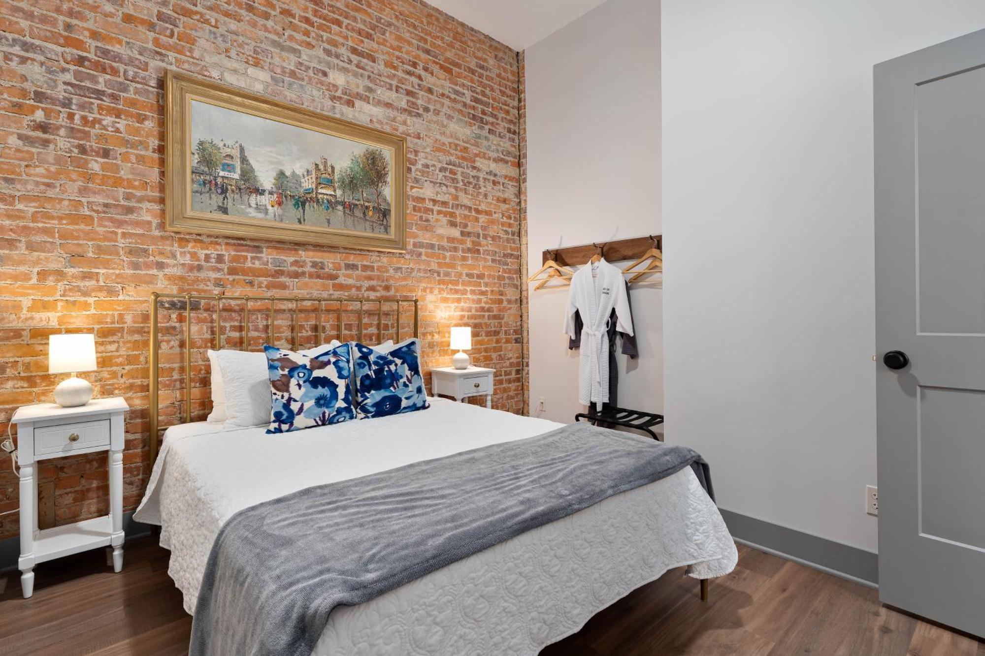 Spacious Luxury Apt In Historic Downtown - Oh Amish Country 밀러스버그 외부 사진