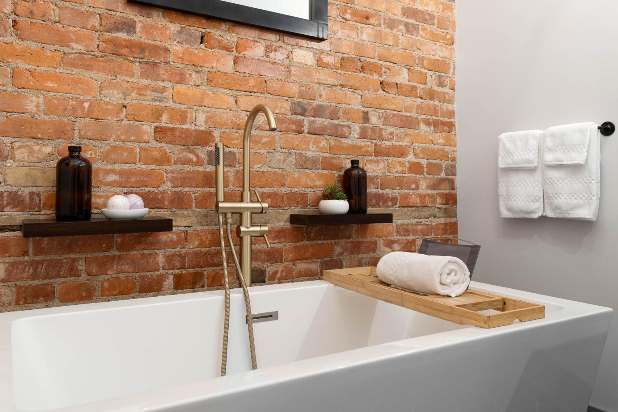 Spacious Luxury Apt In Historic Downtown - Oh Amish Country 밀러스버그 외부 사진